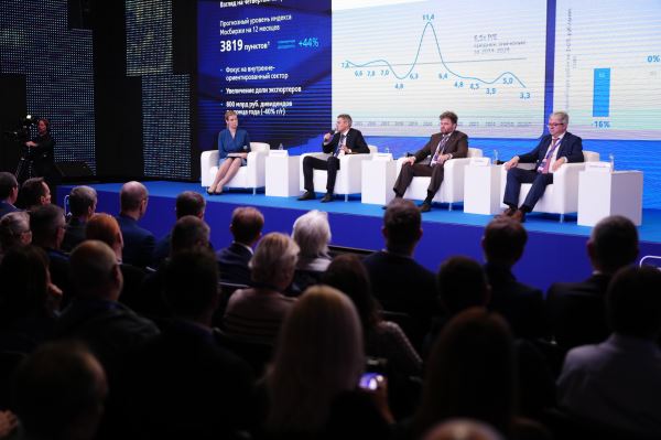 Эксперты ВТБ дали прогнозы по курсу рубля и ключевой ставке