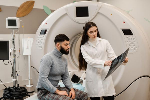 Оплата работодателем лечения работника: что со взносами