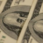 Золото и биткоин теснят доллар: резервы американской валюты сократились